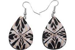 This pair of earrings will wonderfully reflect the elegance of mother-of-pearl to your outfits.