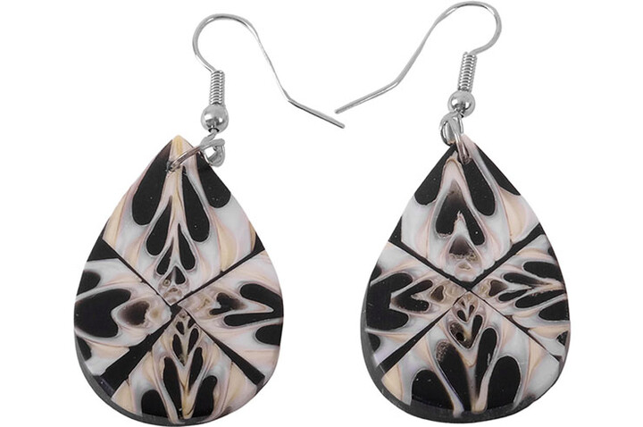 This pair of earrings will wonderfully reflect the elegance of mother-of-pearl to your outfits.